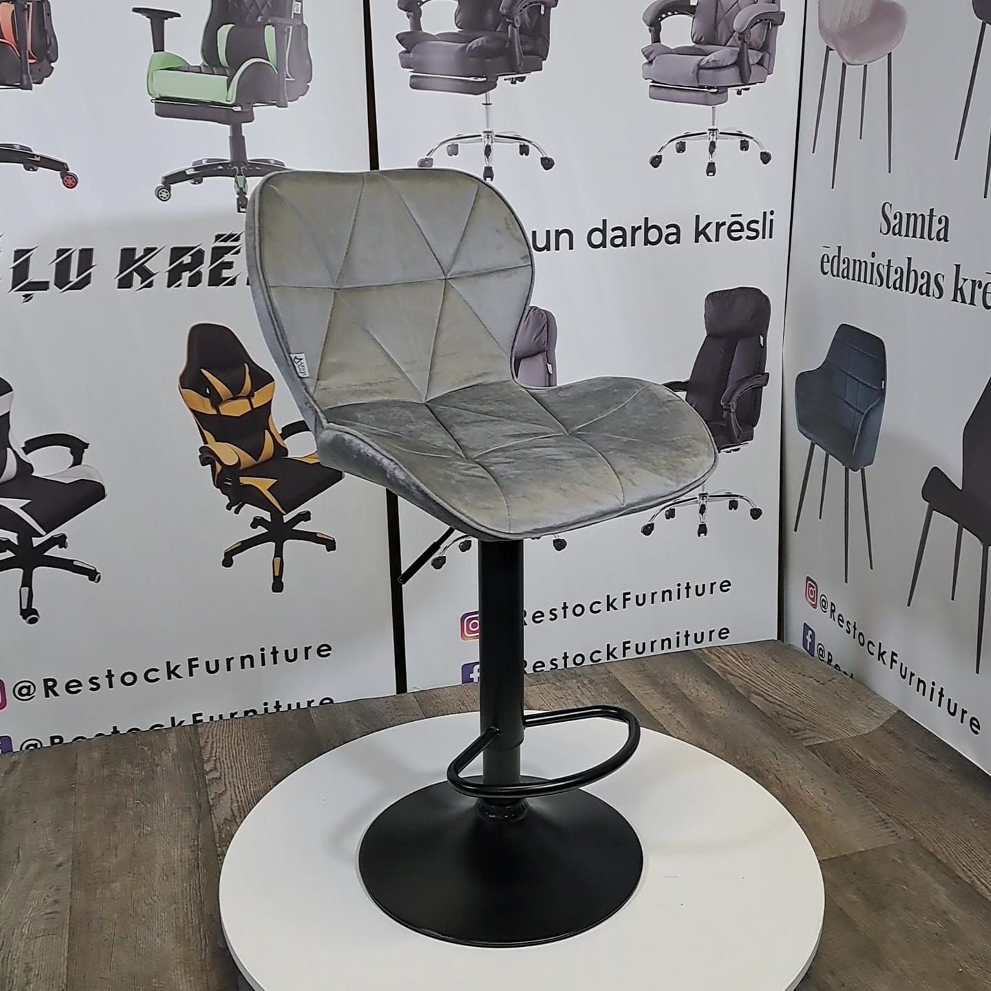 Moderns regulējams bāra/pusbāra krēsls ar augstuma regulāciju un ērtu sēdvietu, pelēks