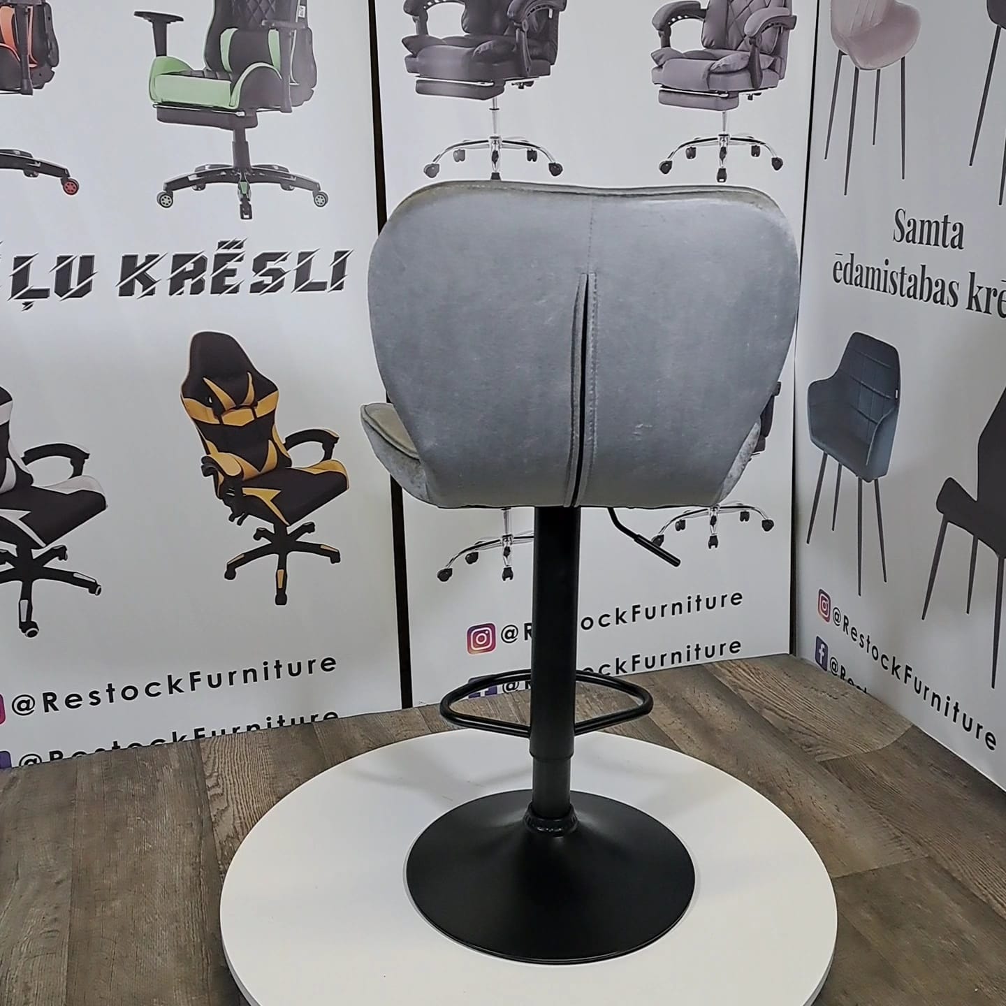 Moderns regulējams bāra/pusbāra krēsls ar augstuma regulāciju un ērtu sēdvietu, pelēks