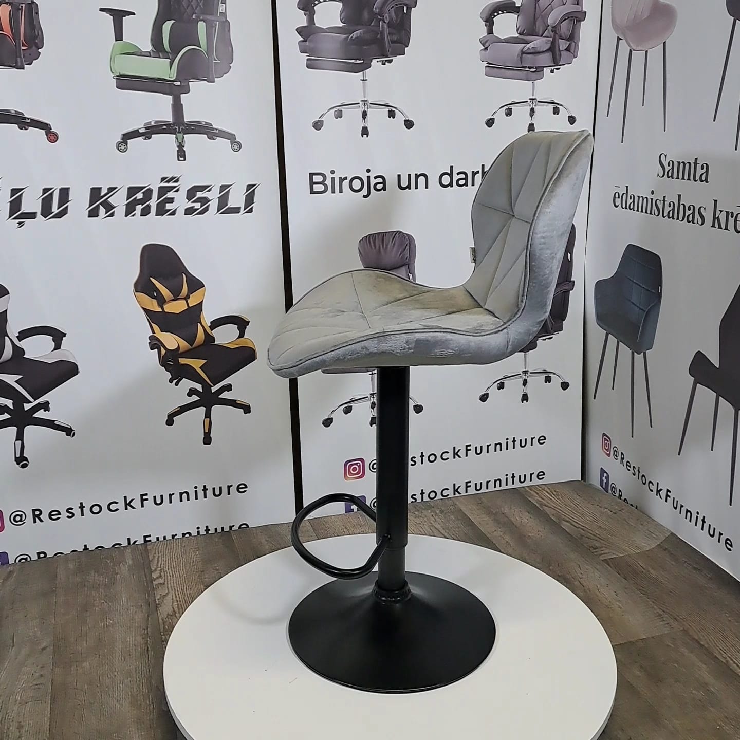 Moderns regulējams bāra/pusbāra krēsls ar augstuma regulāciju un ērtu sēdvietu, pelēks