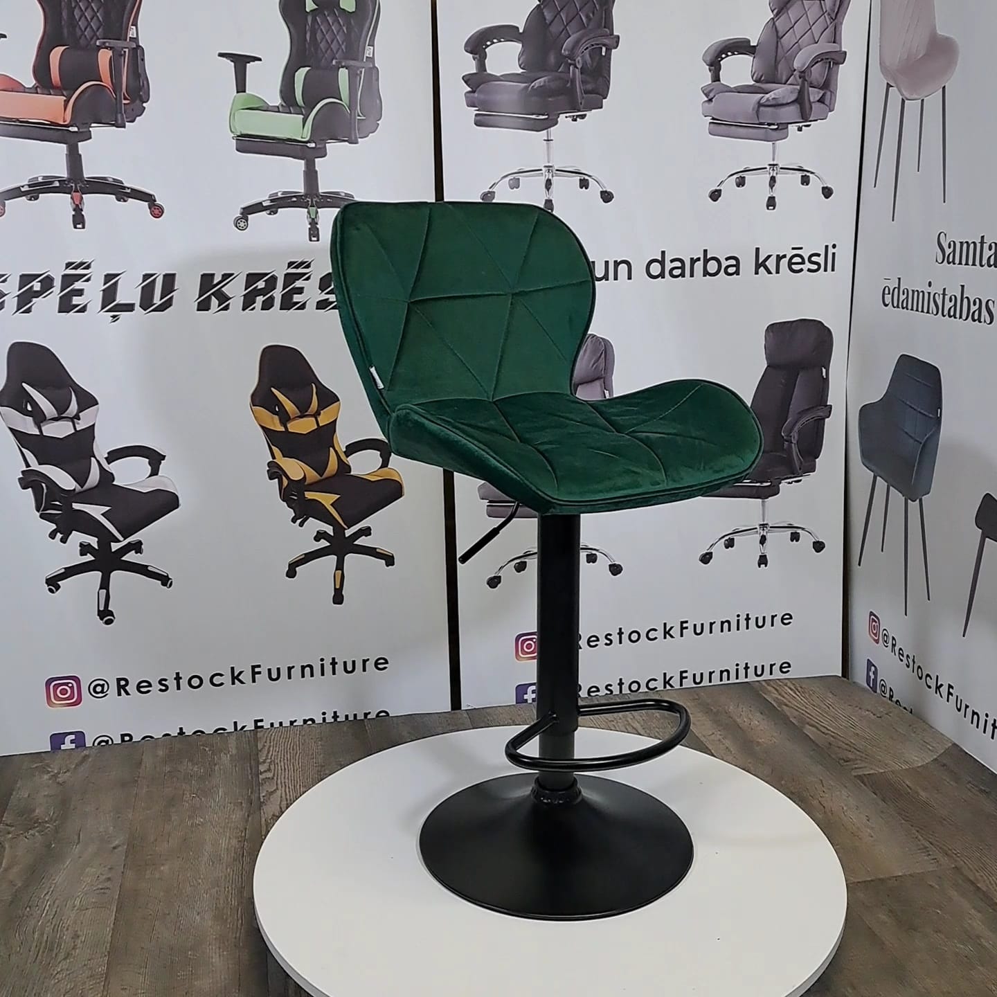 Moderns regulējams bāra/pusbāra krēsls ar augstuma regulāciju un ērtu sēdvietu, zaļš