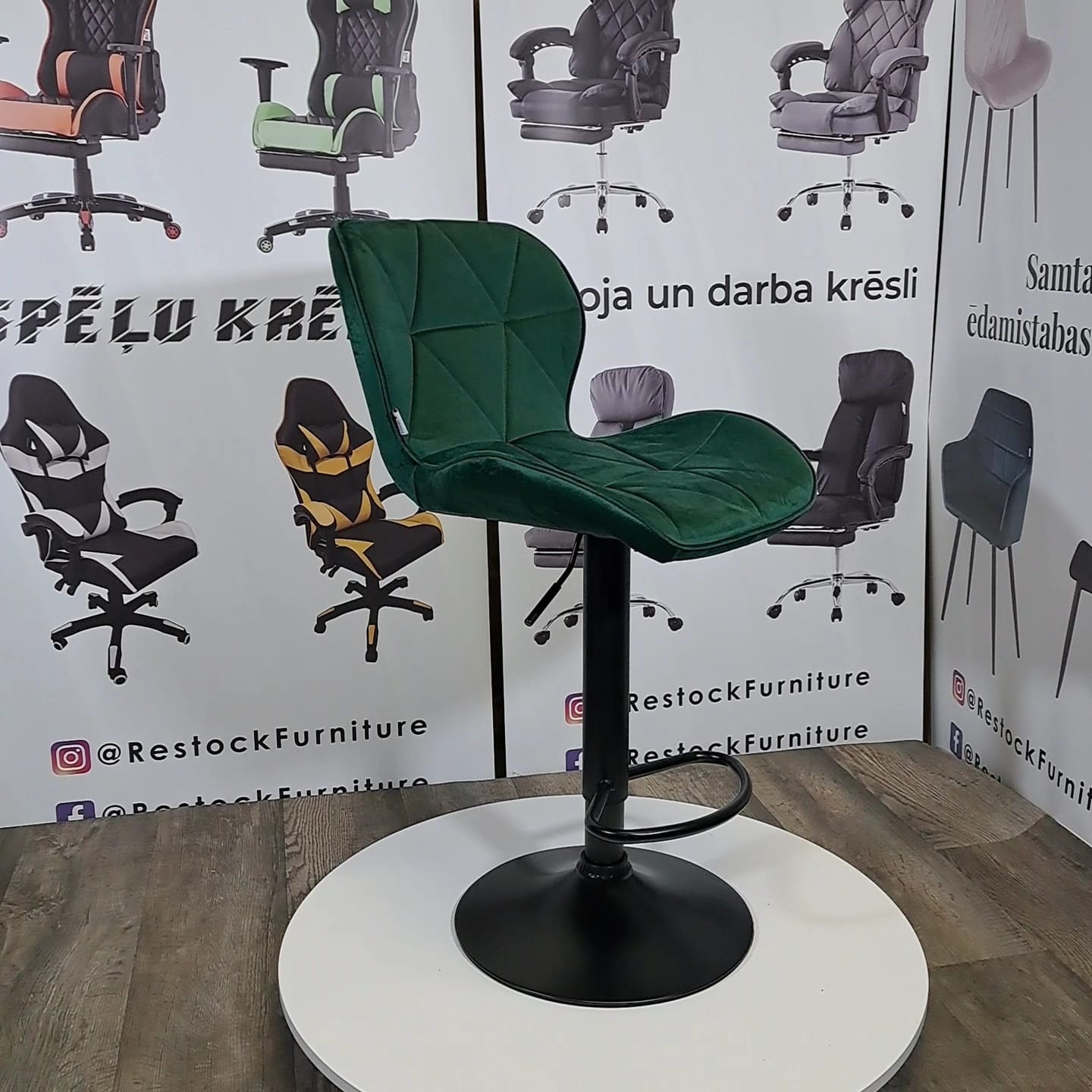 Moderns regulējams bāra/pusbāra krēsls ar augstuma regulāciju un ērtu sēdvietu, zaļš