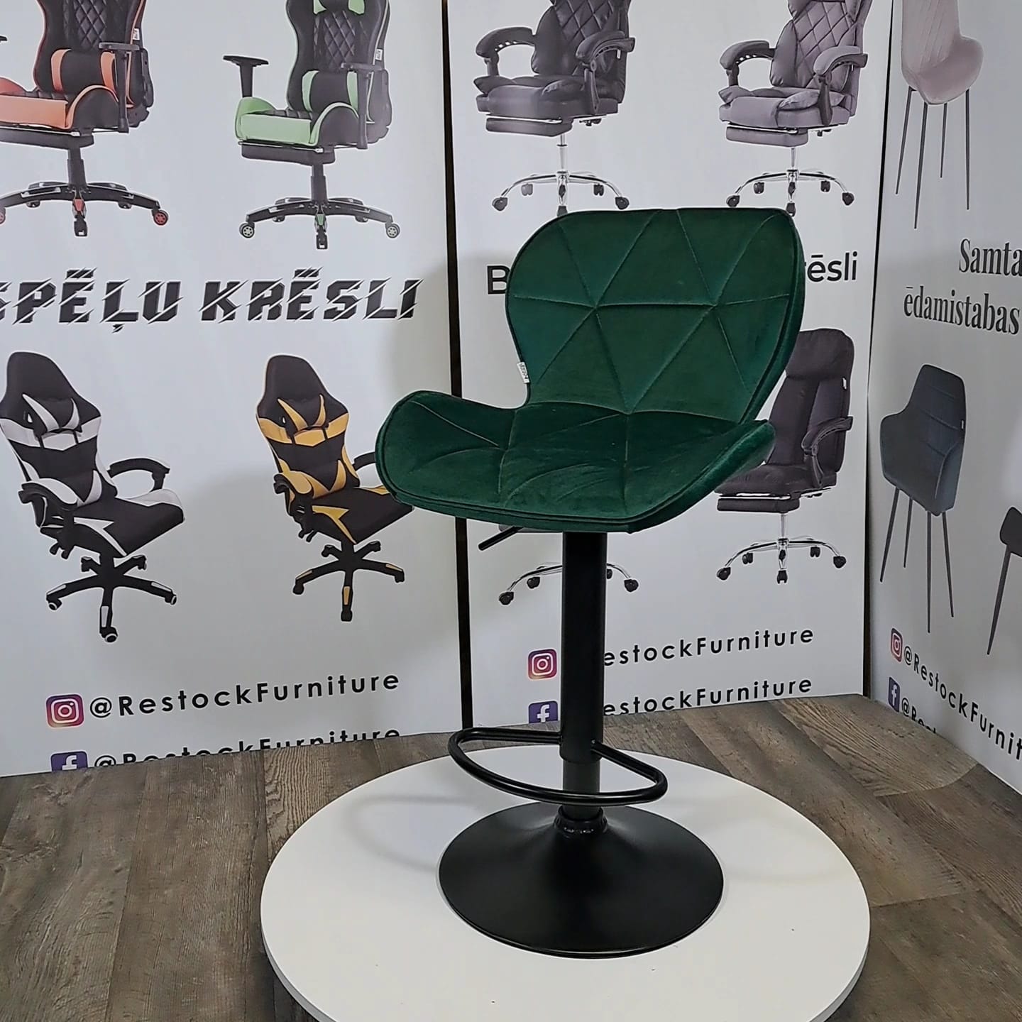 Moderns regulējams bāra/pusbāra krēsls ar augstuma regulāciju un ērtu sēdvietu, zaļš