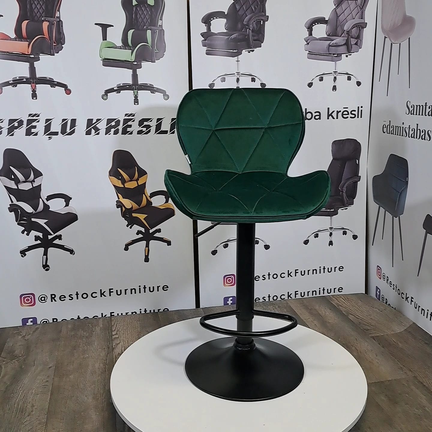 Moderns regulējams bāra/pusbāra krēsls ar augstuma regulāciju un ērtu sēdvietu, zaļš