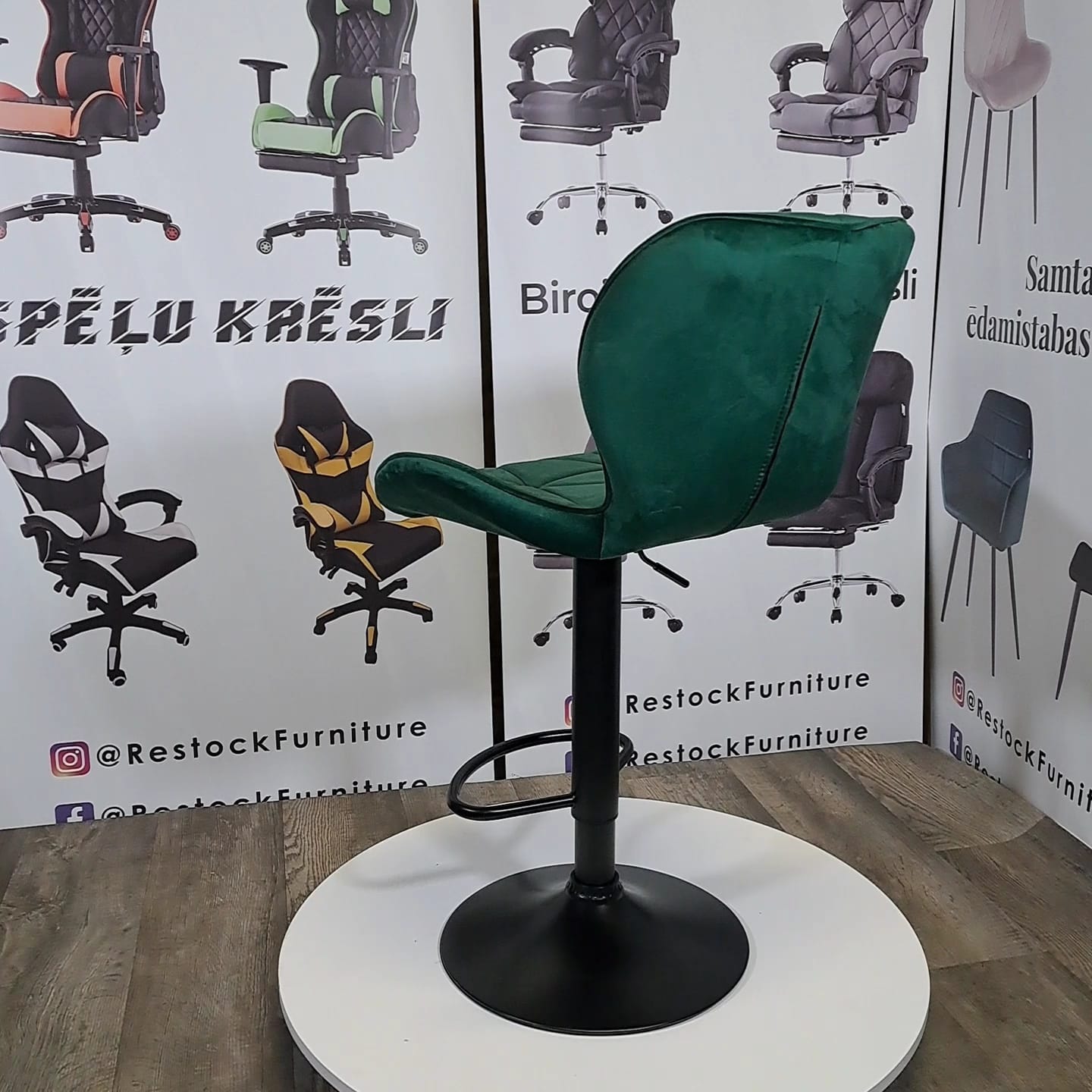 Moderns regulējams bāra/pusbāra krēsls ar augstuma regulāciju un ērtu sēdvietu, zaļš