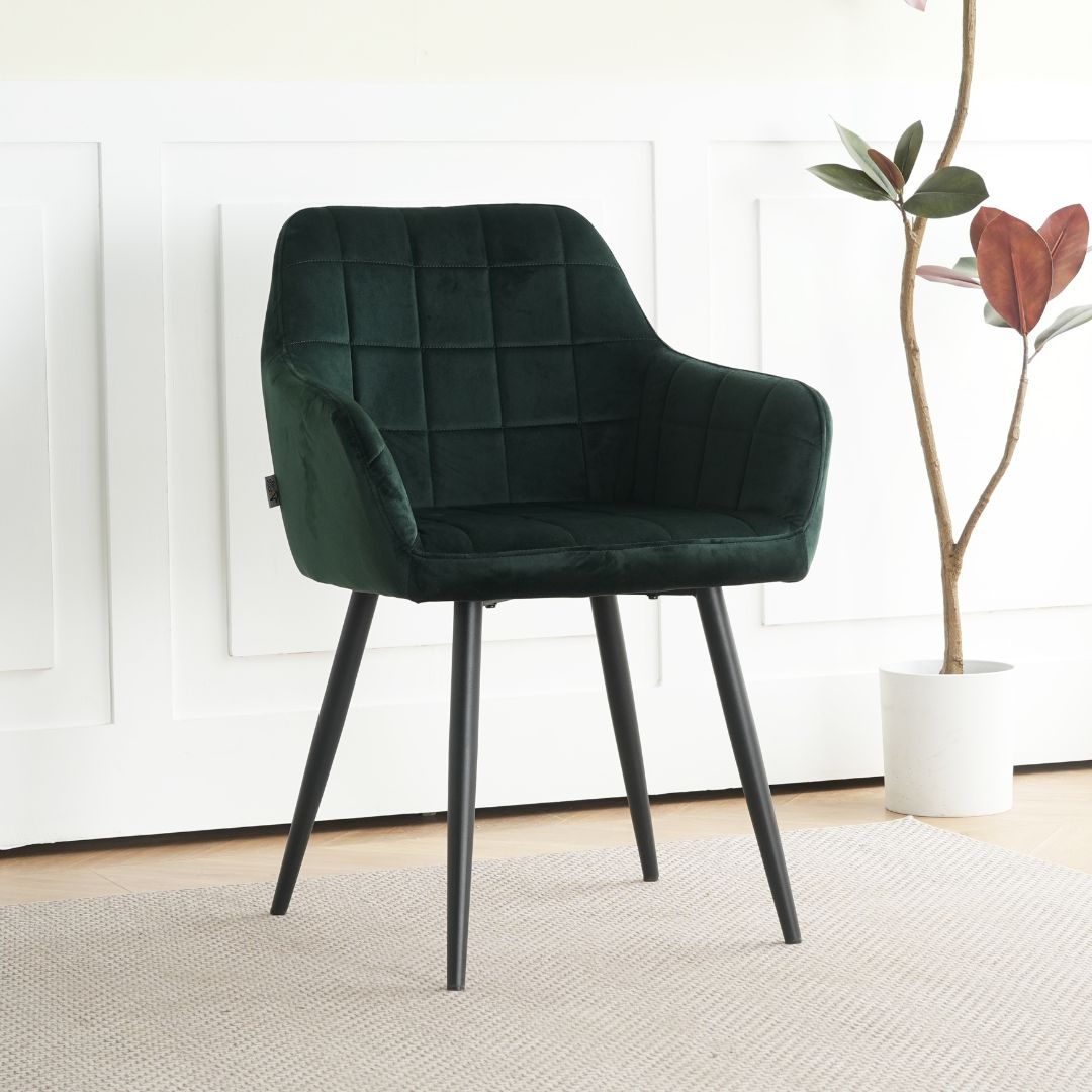 Elegants ēdamgalda samta krēsls ar mīkstu polsterējumu, izturīgām kājām un modernu dizainu – piemērots ēdamistabai vai viesistabai, zaļā krāsa