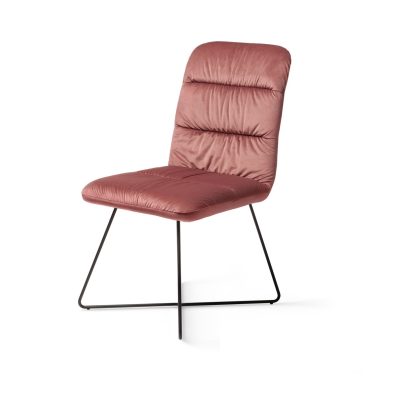 Rozā samta dizaina krēsls ar melnām metāla kājam